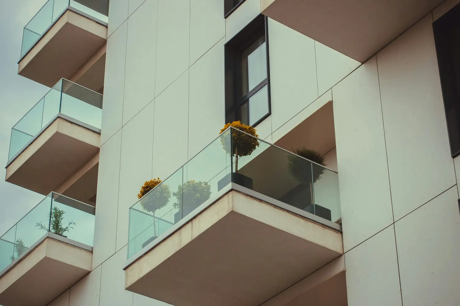 Moderne Brüstungsverglasung an einem Balkon sorgt für Sicherheit und freie Sicht.