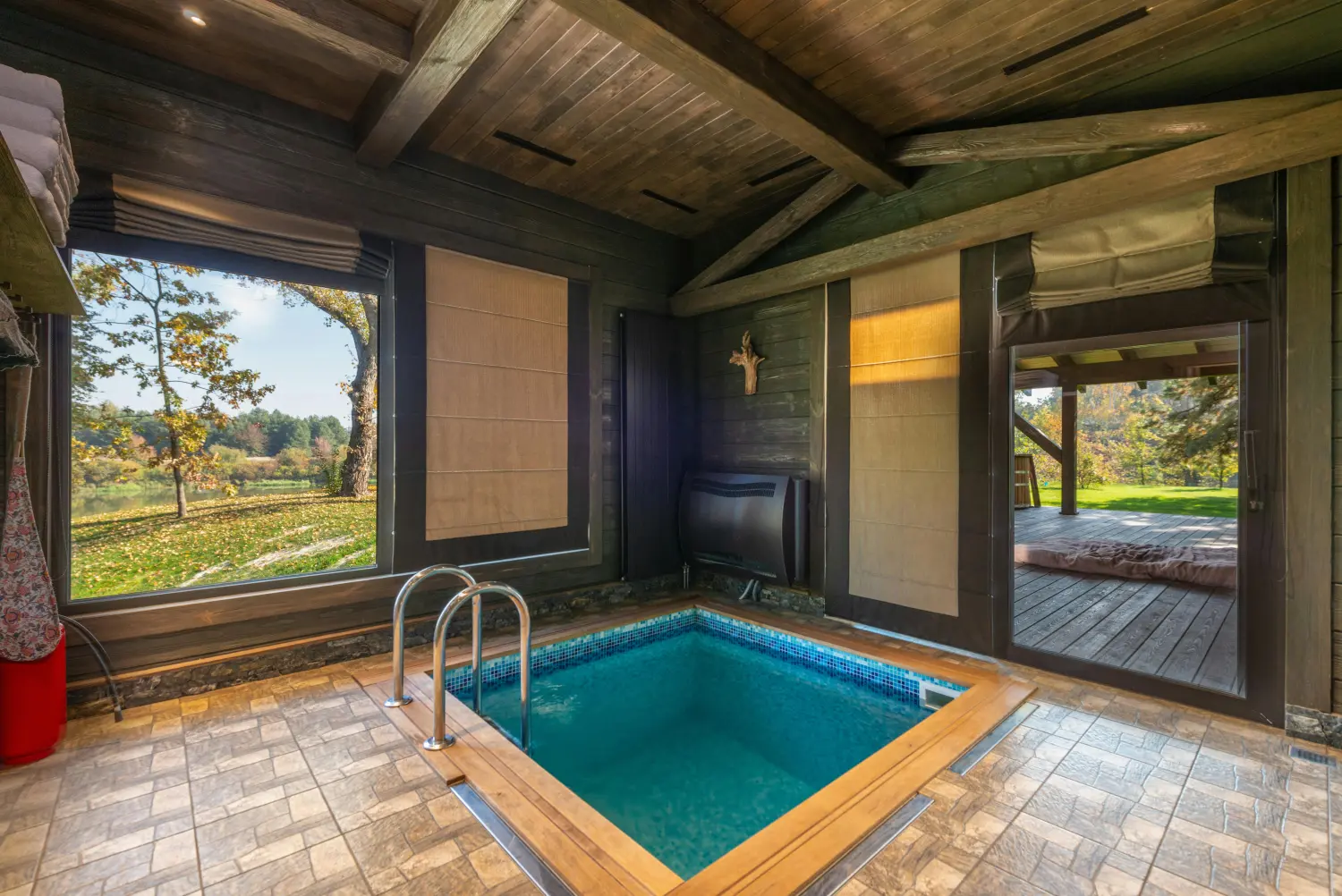 Glaswand in einem modernen Wellnessbereich mit Sauna und Pool
