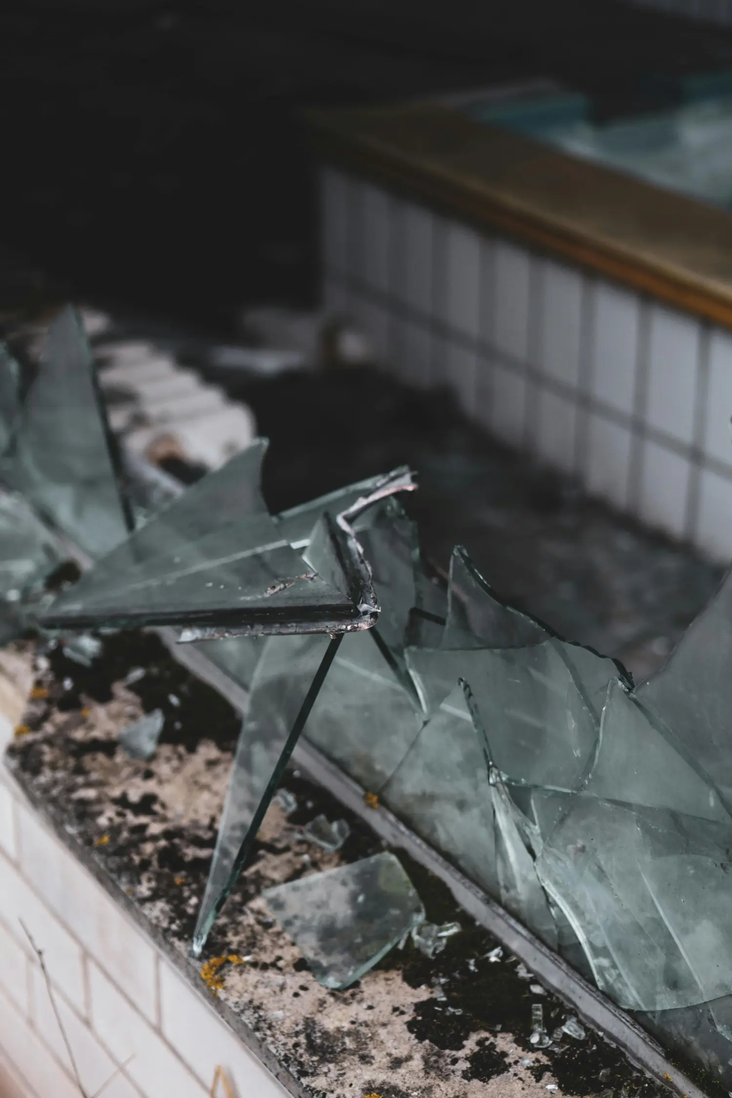 Zersplittertes Glas eines Fensters, das von einer Glasbruch-Versicherung abgedeckt wird