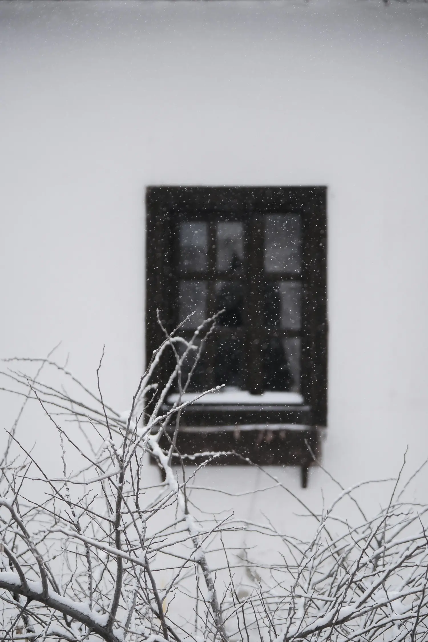 Blick aus dem Fenster auf die Winter-Landschaft