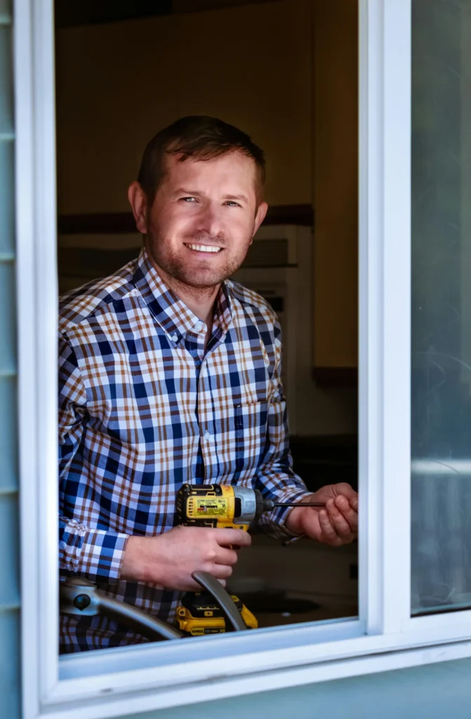 Glaser-Fachbetrieb montiert neues Isolierglas am Fenster