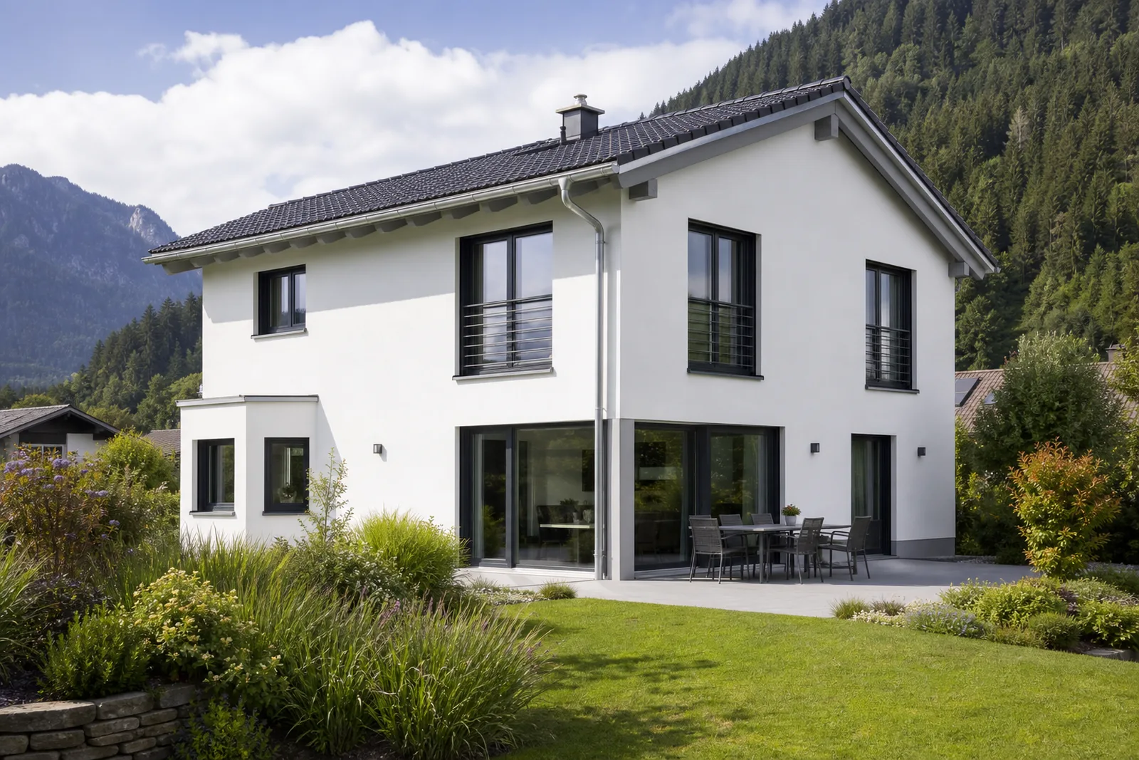 Einfamilienhaus mit einbruchhemmender Verglasung an Fenstern und Terrassentür