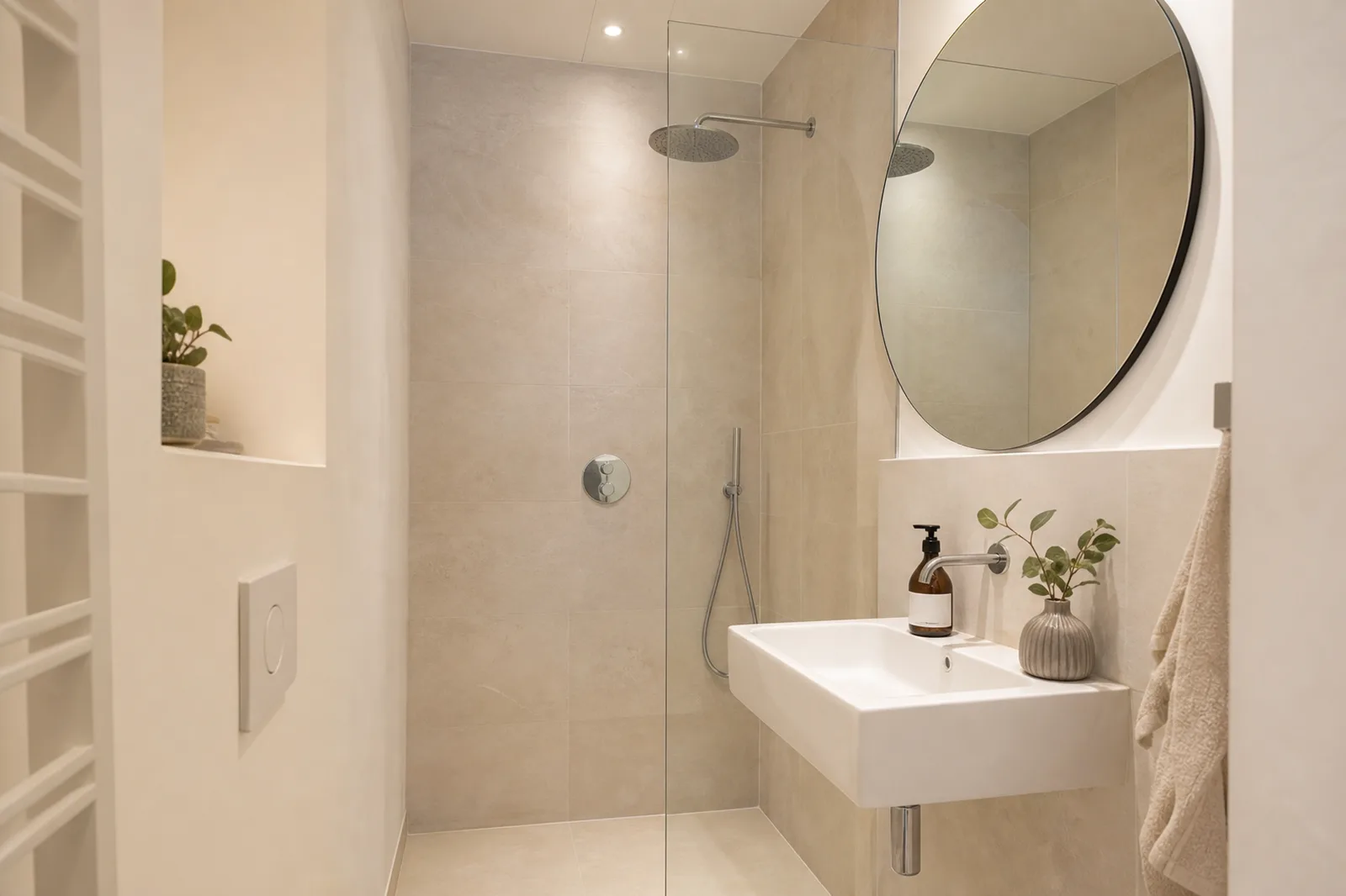 Walk-in-Duschwand aus Glas in einem kleinen Badezimmer mit Waschbecken